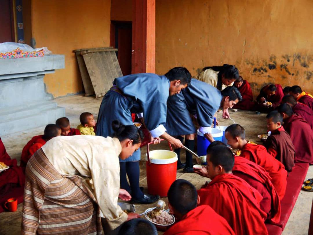 向僧侣或尼姑供养餐食